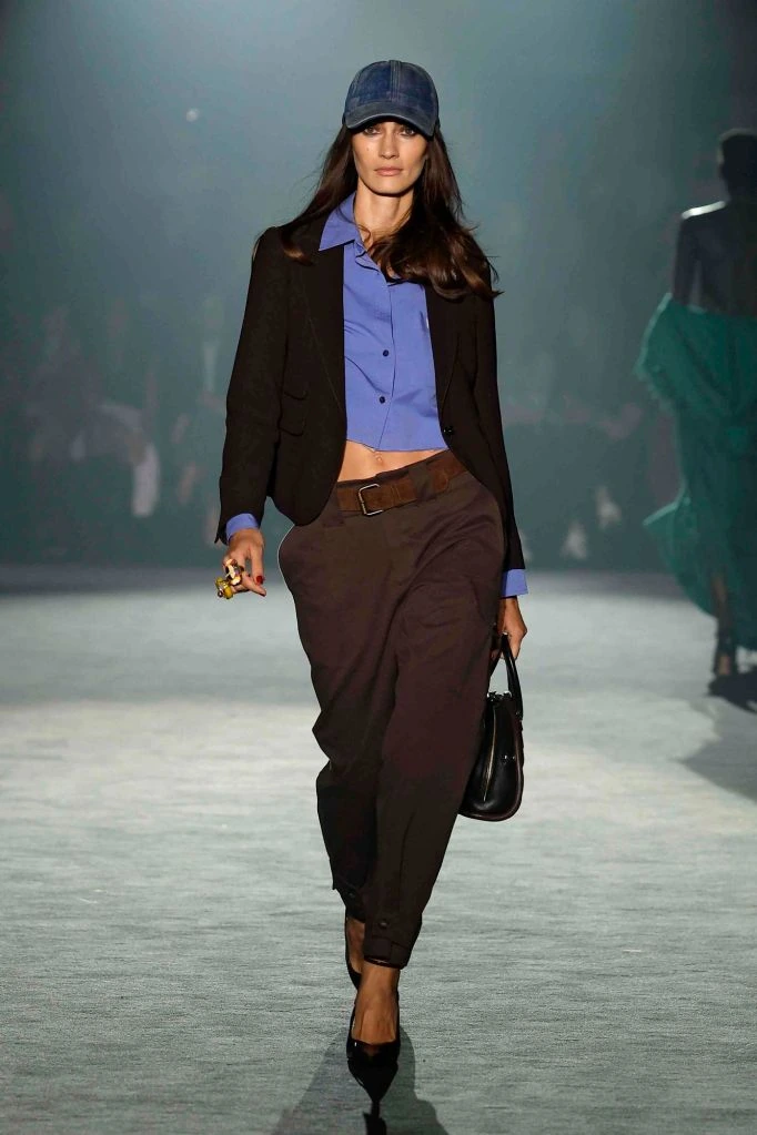 Cap, brown jacket and long skirt — Nathalie Chandler, spring–summer 2025 show, photo 02