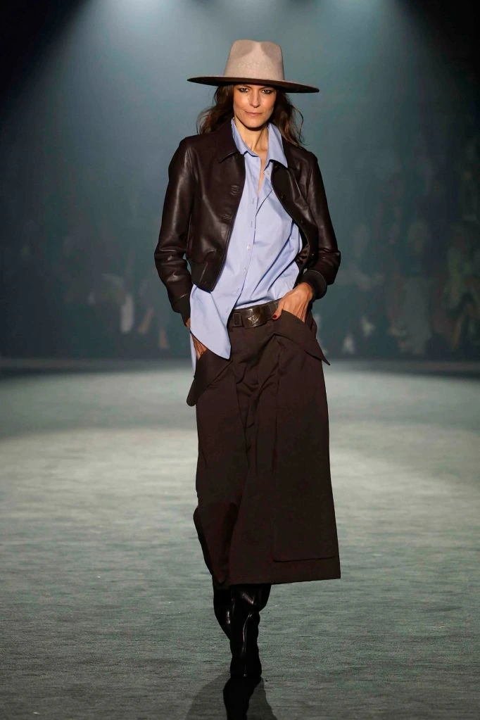 Beige hat, brown jacket and long skirt — Nathalie Chandler, spring–summer 2025 show, photo 04
