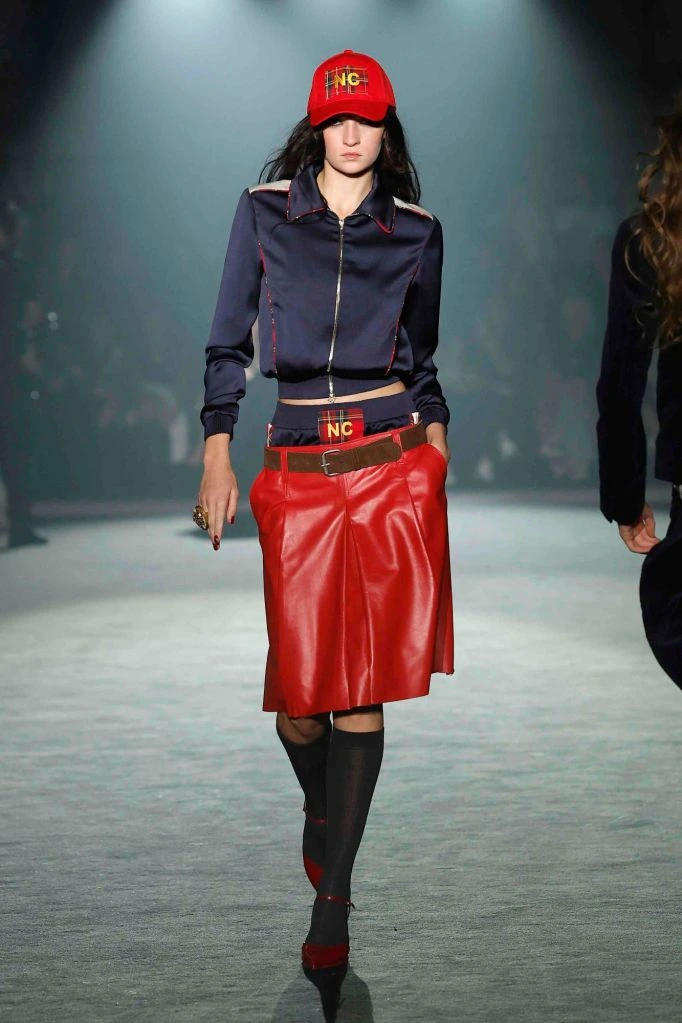Red cap and red skirt — Nathalie Chandler, spring–summer 2025 show, photo 11