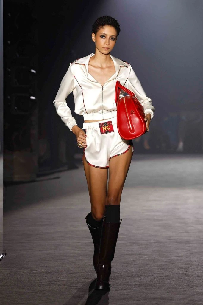 White set and red bag — Nathalie Chandler, spring–summer 2025 show, photo 16