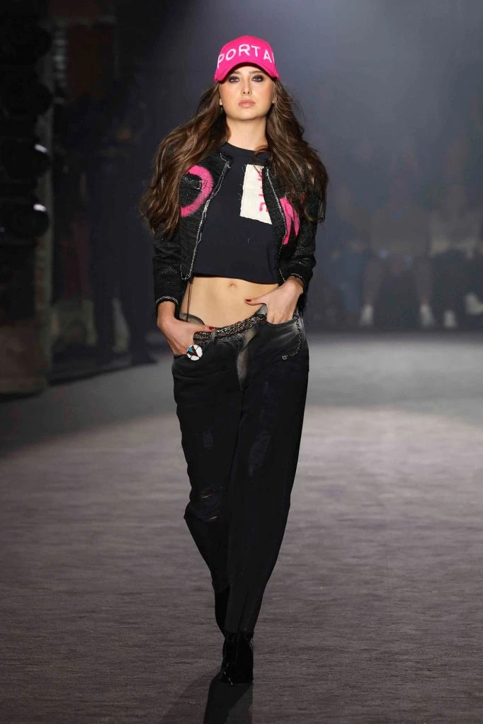 Pink cap and black outfit — Nathalie Chandler, spring–summer 2025 show, photo 17