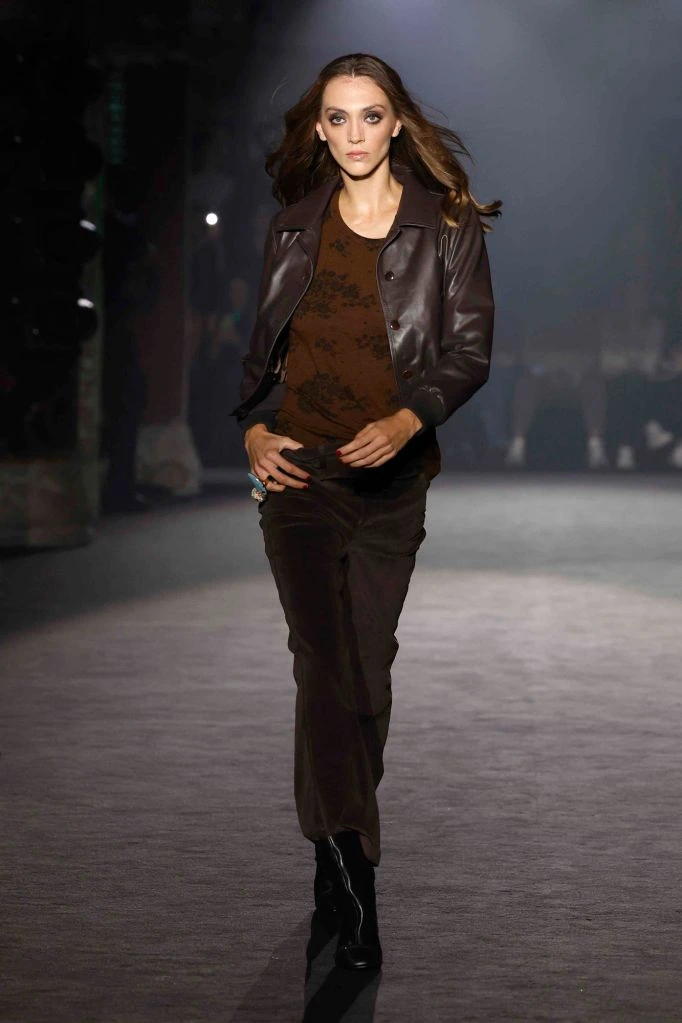Brown jacket and dark trousers — Nathalie Chandler, spring–summer 2025 show, photo 22