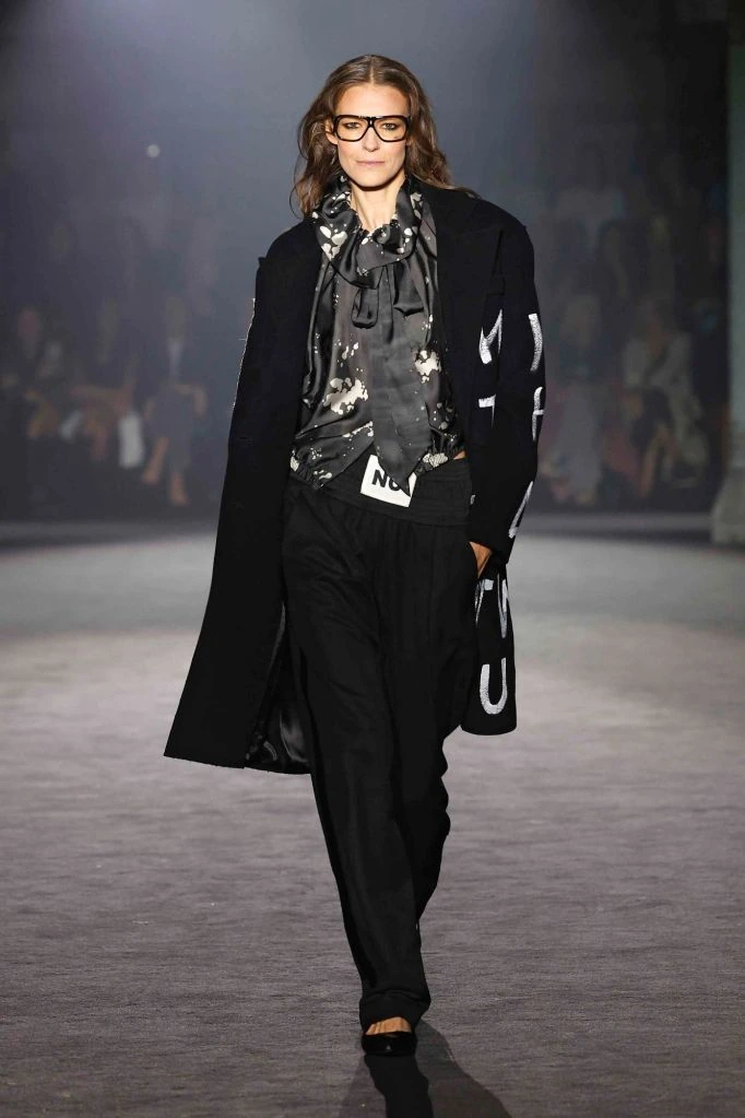 Long black coat and printed shirt — Nathalie Chandler, spring–summer 2025 show, photo 23