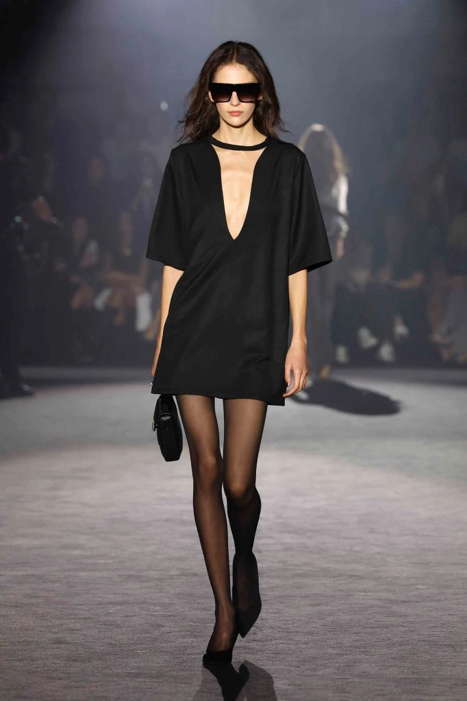 Short black dress with V-neckline — Nathalie Chandler, spring–summer 2025 show, photo 28
